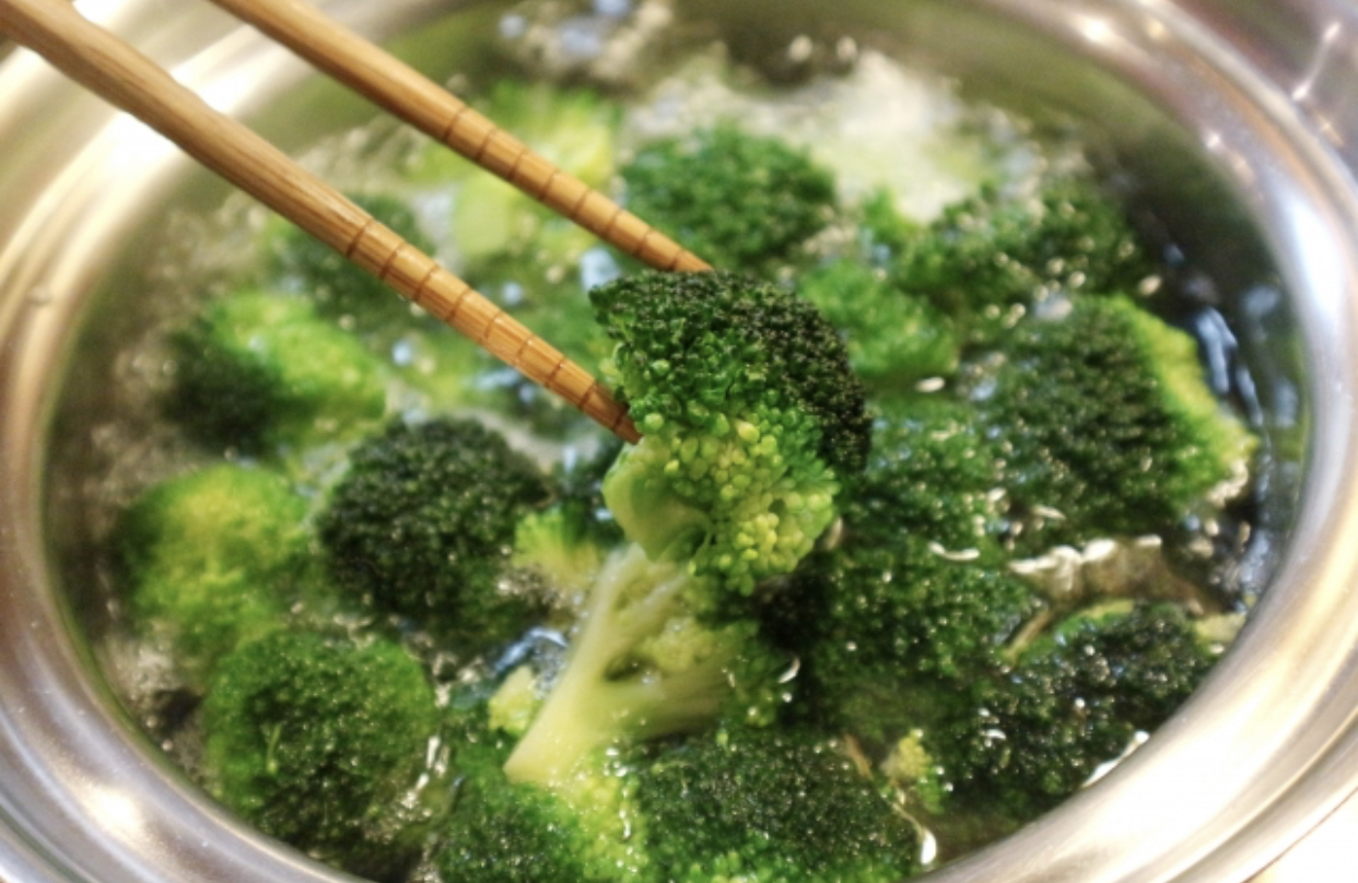 【料理初心者必見!野菜を色鮮やかに茹でる方法】