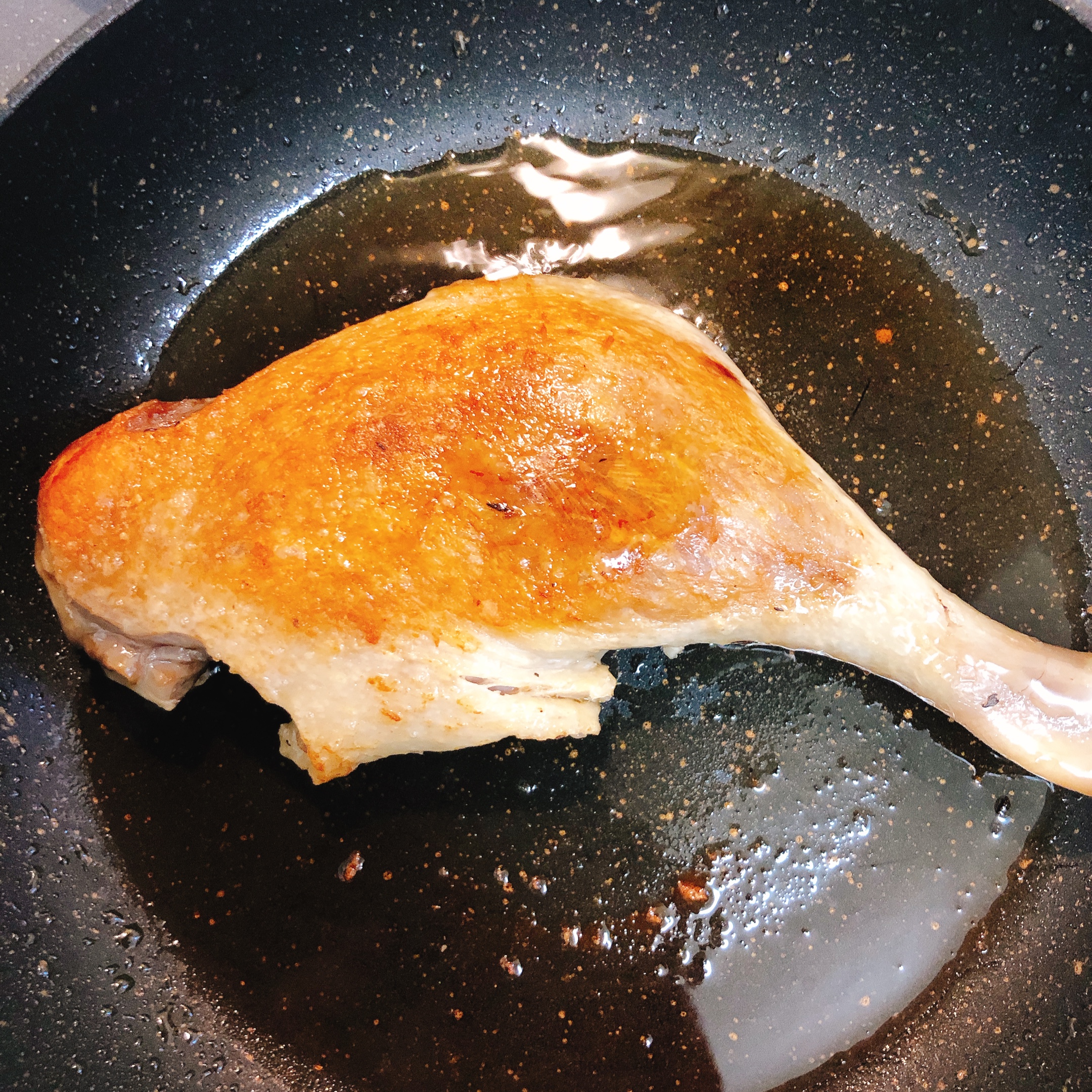 ビストロの定番 骨付き鴨モモ肉のコンフィ Naoシェフのフランス料理